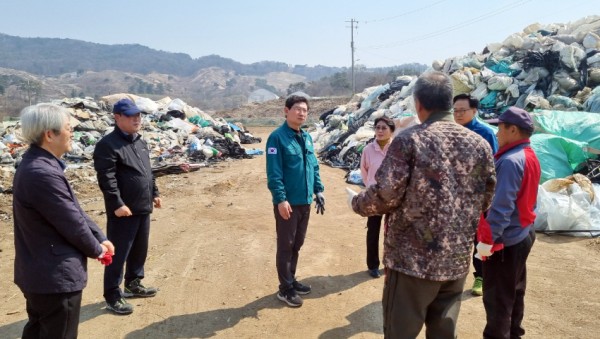 3-5. 이상일 시장은 1일 나무심기 행사 후 백암면 박곡리에 위치한 영농 폐비닐 집하 현장을 찾아 깨끗한 농촌마을 가.jpg