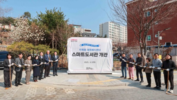 1-1. 3일 마북동행정복지센터에서 이상일 시장과 참석자들이 스마트도서관 제막식을 하고 있다.JPG
