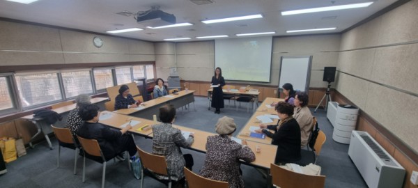 12. 죽전도서관 시니어 문해력 교실 프로그램 모습.jpg