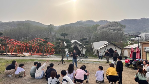 4. 드림스타트 아동과 가족이 별빛 캠프장에서 함께 게임을 하고 있다.jpg