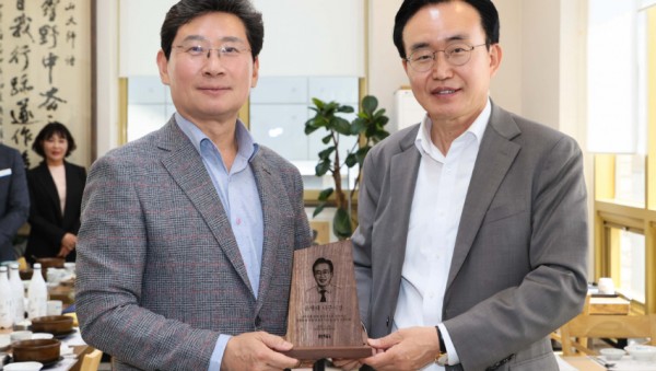 4-1. 25일 이상일 용인특례시장(왼쪽)이 윤병태 나주시장에게 목재 기념패를 전달하고 있다..jpg