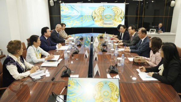 250425_임태희_경기도교육감__카자흐스탄_교육부_장관과_교육_협력_약속_“뜨겁게_지원하자”(사진2).jpg