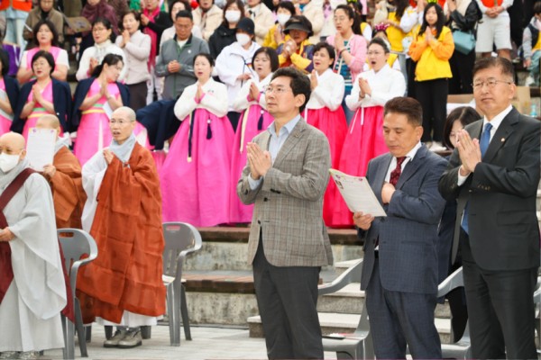 4-2. 이상일 용인특례시장은 27일 오후 시청 야외음악당에서 ‘불기 2569년 부처님 오신 날’을 기념해 열린 ‘용인시민 연등축제·봉축법요식’에 참석했다..jpeg