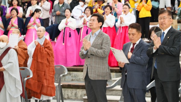 4-2. 이상일 용인특례시장은 27일 오후 시청 야외음악당에서 ‘불기 2569년 부처님 오신 날’을 기념해 열린 ‘용인시민 연등축제·봉축법요식’에 참석했다..jpeg