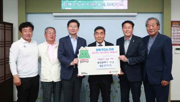 10. 이상일 시장(왼쪽 3번째)은 28일 대회 우승 상금을 기탁한 설봉환 용인실버FC 회장(오른쪽 3번째)을 비롯한 임원단  이한규 용인시 축구협회장(오른쪽 2번째) 등과 기념 촬영했다.jpg