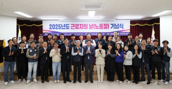 13-2. 28일 용인시노동복지회관에서 이상일 시장과 근로자의날 기념표창을 받은 모범 근로자들이 기념촬영을 하고 있다.JPG