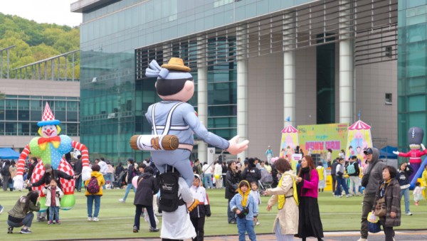 2-1. 3일 용인특례시청 에이스홀과 야외광장에서 ‘2025년 용인특례시 어린이날 대축제’가 열렸다 (1).jpg