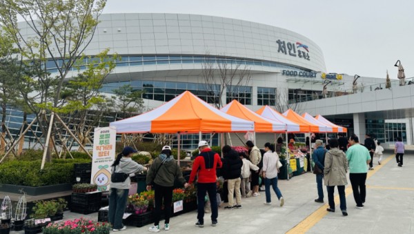 250515 11. 용인특례시는 처인휴게소에 로컬푸드 직거래 장터를 매주 일요일 운영한다.jpeg