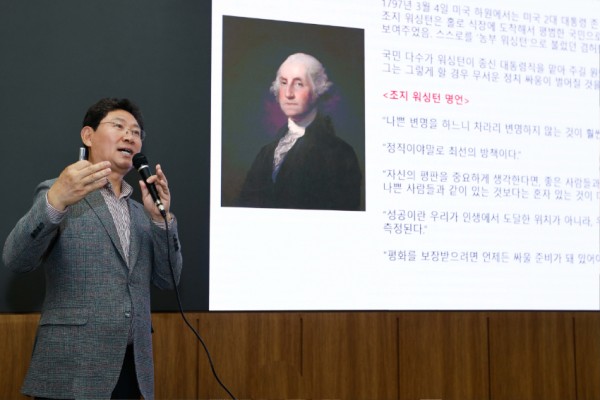 15-2. 14일 이상일 시장이 단국대 국제관에서 리더와 리더십을 주제로 특강을 하고 있다.jpg