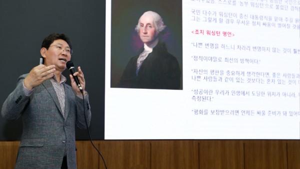 15-2. 14일 이상일 시장이 단국대 국제관에서 리더와 리더십을 주제로 특강을 하고 있다.jpg