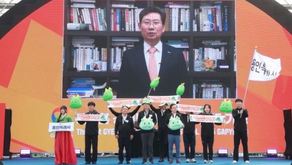 7-2. 이상일 용인특례시장이 용인선수단과 함께 제71회 경기도체육대회 2025가평 행사장에 입장하고 있다..jpg