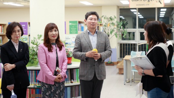 2-3 이상일 용인특례시장이 16일 용인한빛초등학교 별빛도서관 축제에 참석해 학교 현장의 목소리를 경청하고 있다..jpg