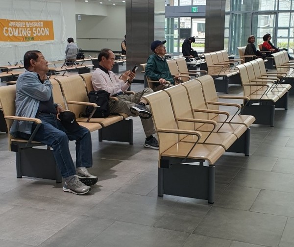 6. 용인특례시는 용인공영버스터미널에 교통약자를 위한 등받이 의자를 설치했다.jpg