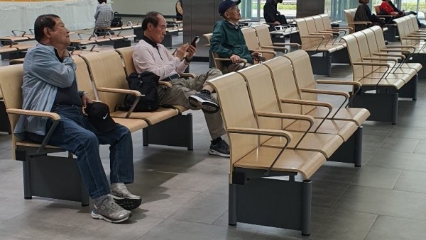 6. 용인특례시는 용인공영버스터미널에 교통약자를 위한 등받이 의자를 설치했다.jpg