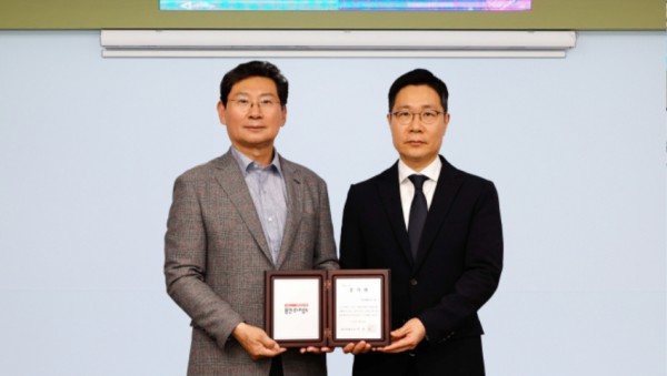 5. 이상일 용인특례시장(왼쪽)은 28일 지역 탄소중립에 공헌한 현대백화점그룹에 감사패를 수여하고 그룹을 대표해 참석한 안병혁 상무(오른쪽)와 기념촬영 했다.jpg