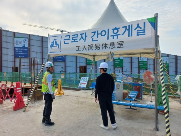 3. 지난해 진행한 폭염대비 근무 환경 점검 모습.JPG