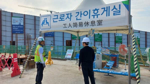 3. 지난해 진행한 폭염대비 근무 환경 점검 모습.JPG