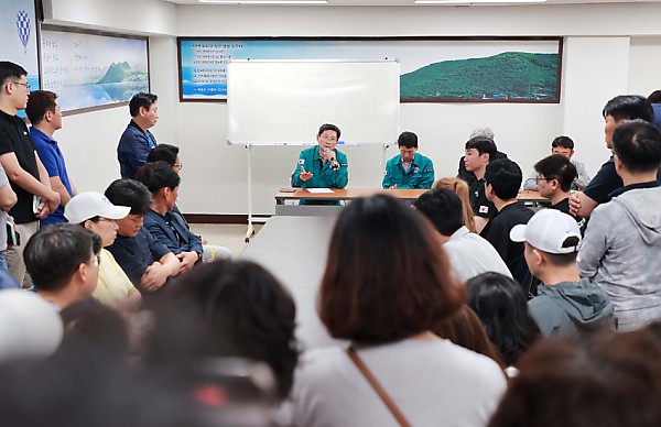 5-3. 이상일 용인특례시장은 8일 서천동 천공기 전도 사고 피해 현장을 찾아 주민을 위로하고 지원 의지를 피력했다.JPG