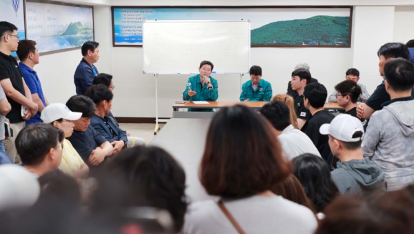 5-3. 이상일 용인특례시장은 8일 서천동 천공기 전도 사고 피해 현장을 찾아 주민을 위로하고 지원 의지를 피력했다.JPG