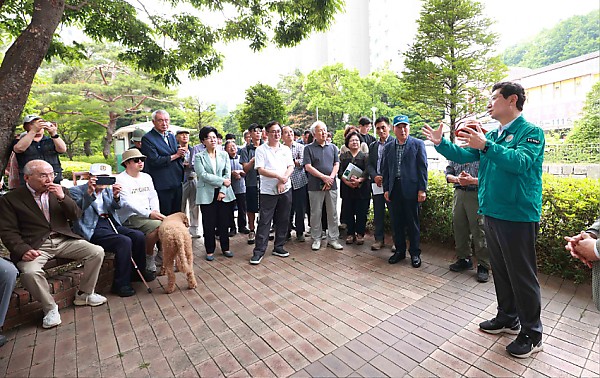 10-1. 이상일 용인특례시장은 10일 기흥구 마북동 교동마을 현대홈타운 민원 현장을 찾아 현장을 점검하고 주민 의견을 청취했다.jpg