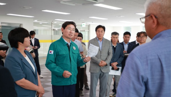 9-1. 23일 동천청소년문화의집에서 이상일 시장이 철저한 하자 보수를 지시하고 있다.jpg