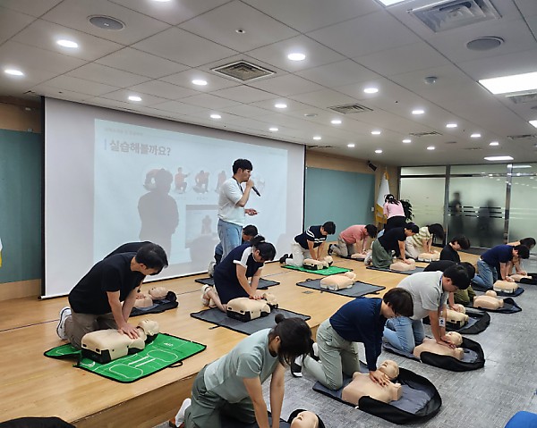 5-2. 용인특례시 기흥구가 25일 청사 내 소방훈련과 응급처치 교육을 진행했다..jpg