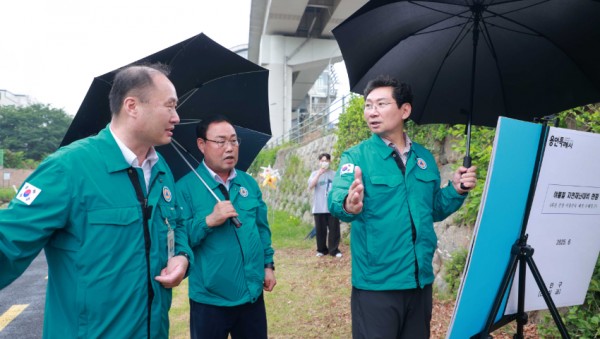 7-2. 25일 금학천에서 이상일 시장이 준설사업 현장을 시찰하고 있다.jpg