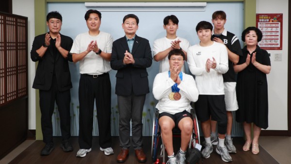 11-2. 용인특례시는 1일 시장실에서 용인시 장애인수영팀 우승 메달 봉납식을 개최했다.jpg