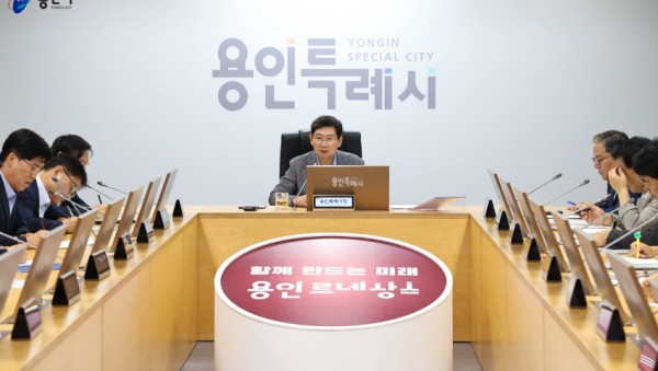 6-3. 7일 시청 영상회의실에서 열린 간부회의에서 이상일 시장이 발언하고 있다.jpg