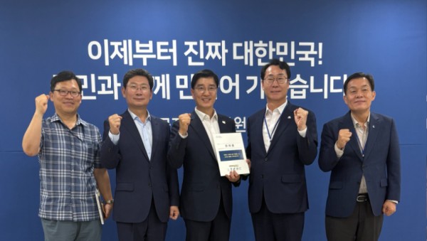 1. 이상일 용인특례시장(왼쪽 두번째)은 9일 국정기획위원회를 방문해 