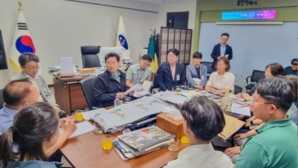 8-1. 용인특례시가 구성적환장을 도시계획시설로 결정하지 않기로 하면서 향후 구성적환장 부지가 생활폐기물 처리 시설 용도로 사용될 가능성을 원천 차단했다. 사진은 9일 진행된 구성적환장과 관련 간담회 모습.jpg