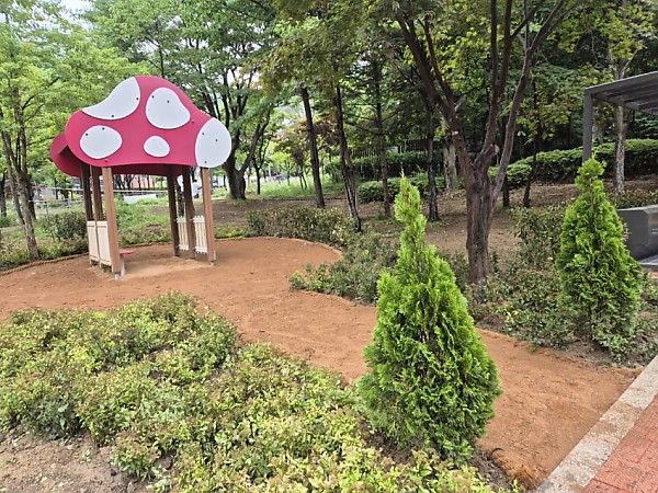6-1. 용인특례시 수지구 한빛중학교 앞 경관녹지에 조성된 유아용 
