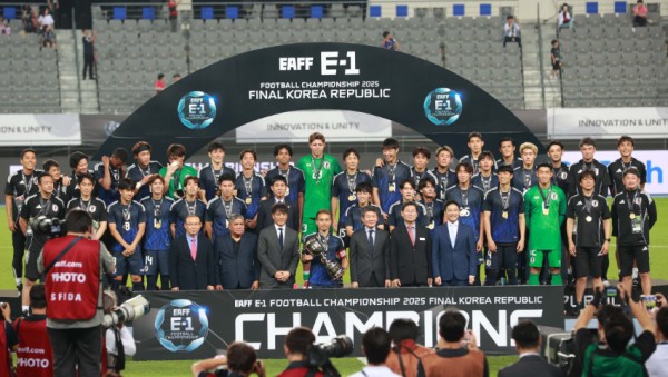11-2. 15일 용인미르스타디움에서 이상일 시장이 정몽규 회장, 박항서 KFA 부회장 등과 E-1 챔피언십 우승팀과 기념사진을 촬영하고 있다..jpg