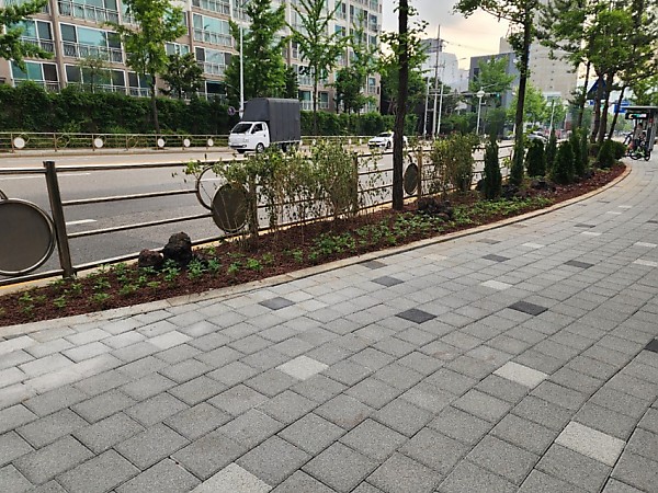 2-1. 용인특례시는 수지구 동천동 908번지 일원 완충녹지 산책로 정비를 완료했다.jpeg
