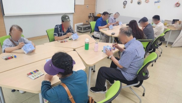5. 용인특례시 치매안심센터는 치매 환자와 보호자를 위해 다양한 프로그램을 운영하고 있다.jpg