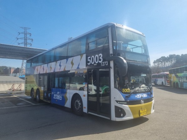 1-2. 용인에서 강남역 방면을 운행하는 5003번 2층 전기버스 모습.jpg
