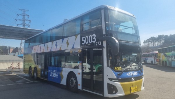 1-2. 용인에서 강남역 방면을 운행하는 5003번 2층 전기버스 모습.jpg