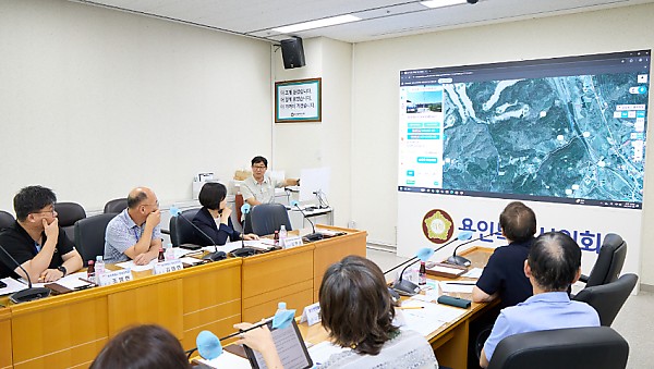 [사진 3] 용인반딧불이시민모임 관계자가 반딧불이 서식지에 대해 설명하고 있다.jpg