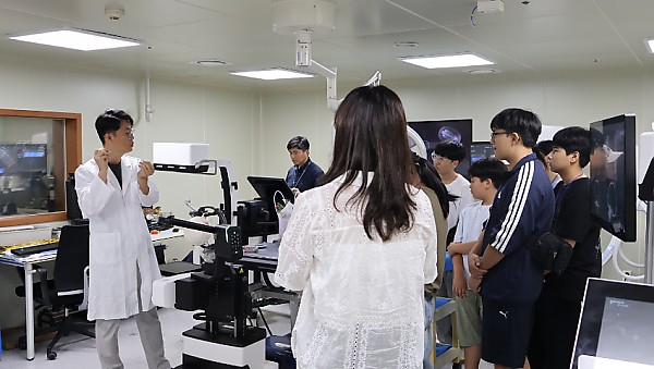 2. 용인특례시와 고영테크놀러지가 함께하는 중학생 대상 기업 탐방 진로교육 진행 현장 모습.JPG