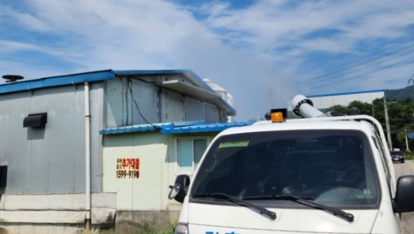 7. 용인특례시는 축사 내부 온도를 낮추기 위해 방역차량을 동원해 긴급 살수 작업을 진행했다.jpg