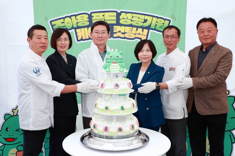8. '2025 용인특례시 조아용 푸드 홍보행사'에서 이상일 시장이 쌀 케이크 컷팅식에 참여했다..jpg