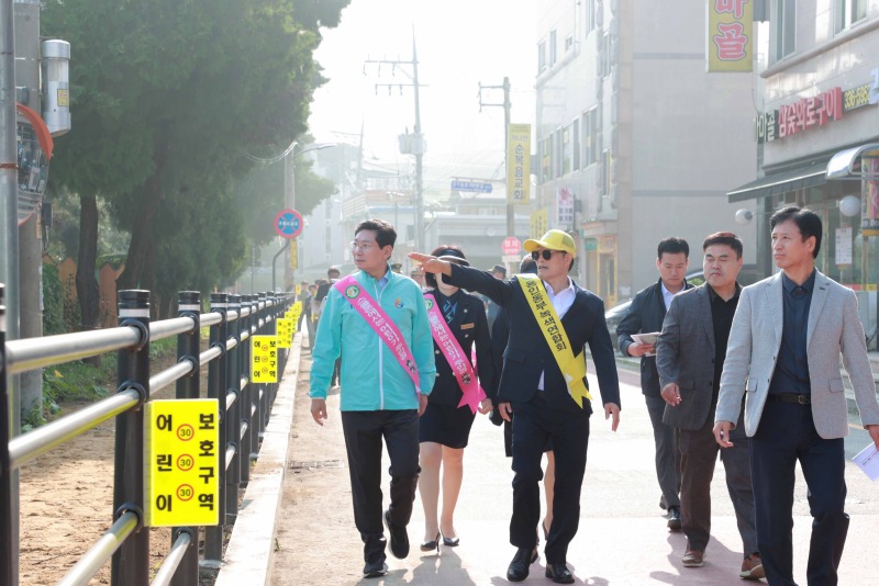 12-3. 이상일 용인특례시장은 1일 처인구 이동읍 송전초등학교를 방문해 교통안전 캠페인에 참여했다.JPG