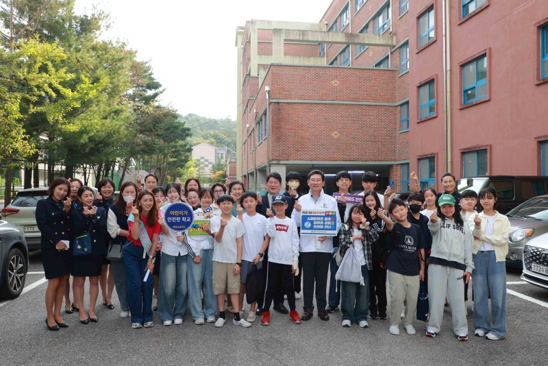 9-4. 이상일 용인특례시장은 죽전 대청초 어린이 교통지도 봉사에 참여해 통학로 주변을 둘러보며 시설을 점검하고 교통지도를 했다.JPG