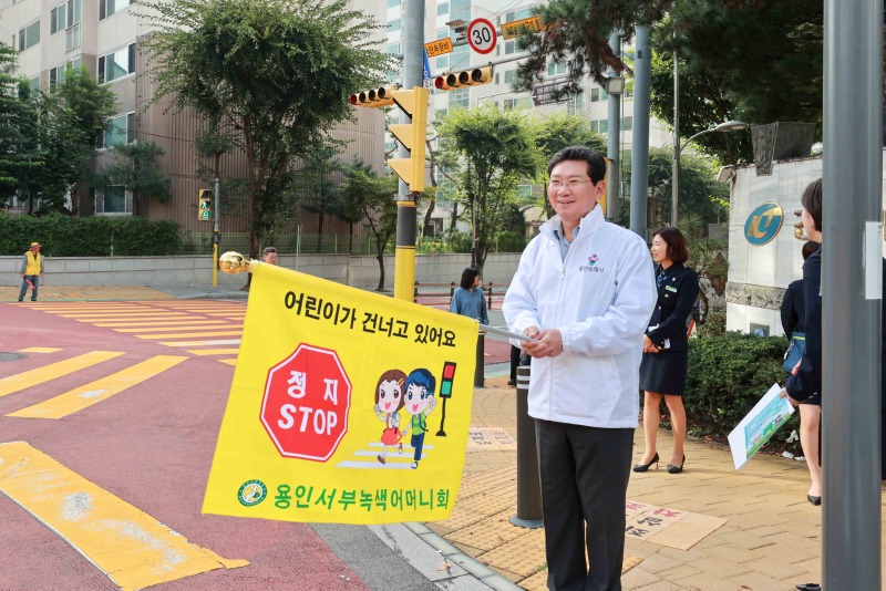 9-3. 이상일 용인특례시장은 죽전 대청초 어린이 교통지도 봉사에 참여해 통학로 주변을 둘러보며 시설을 점검하고 교통지도를 했다.JPG