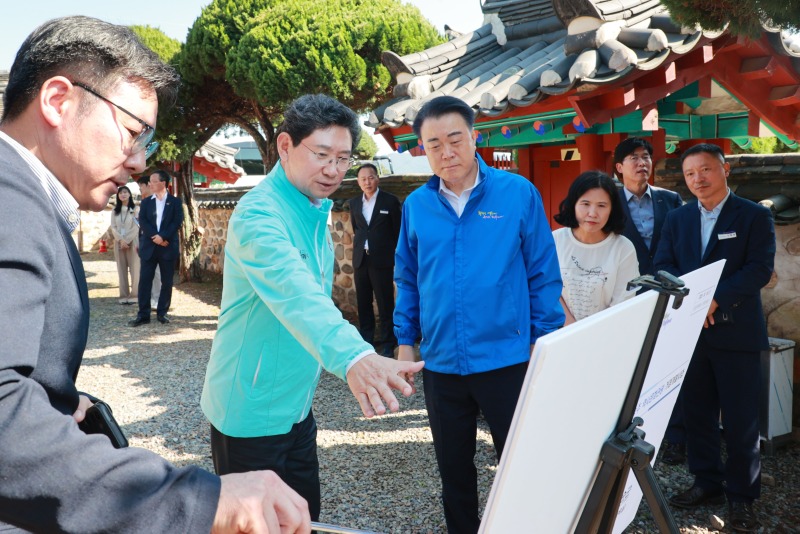 2-3. 이상일 용인특례시장과 구복규 화순군수는 조광조 선생 유배지를 둘러보며 교류 협력방안을 논의했다.jpg
