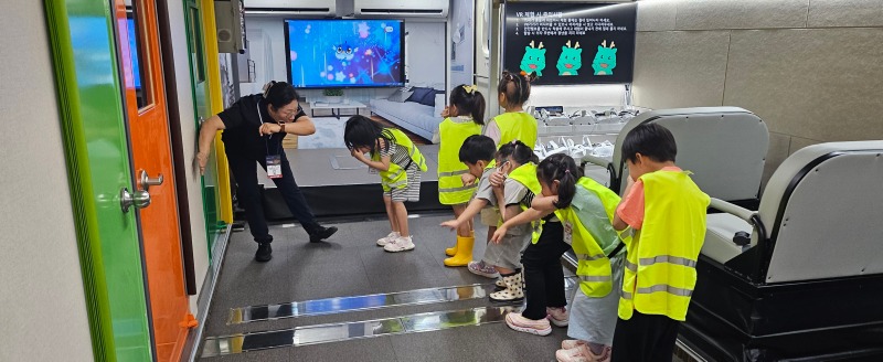 5-2. 용인특례시는 ‘찾아가는 안전체험교실’ 차량 리모델링을 마쳤다.jpg
