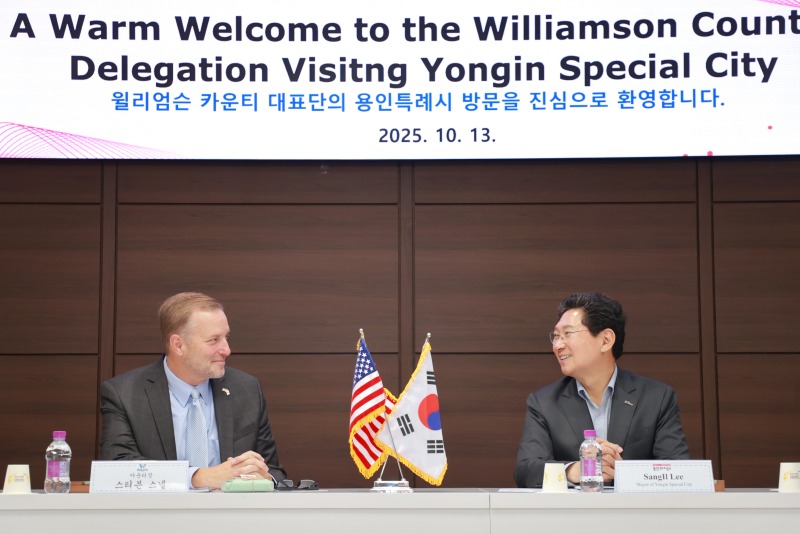 7-1. 이상일 용인특례시장(오른쪽)과 스티븐 스넬(Steven Snell)미국 텍사스주 윌리엄슨카운티장이 13일 용인특례시청 접견실에서 양 도시의 발전 방안을 논의하고 있다..JPG