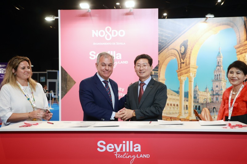 10-1. 22일(현지 시간) 시베야 피베스에서 이상일 시장이 호세 루이스 산스 시장과 우호 협약 체결 후 악수하고 있다.jpg