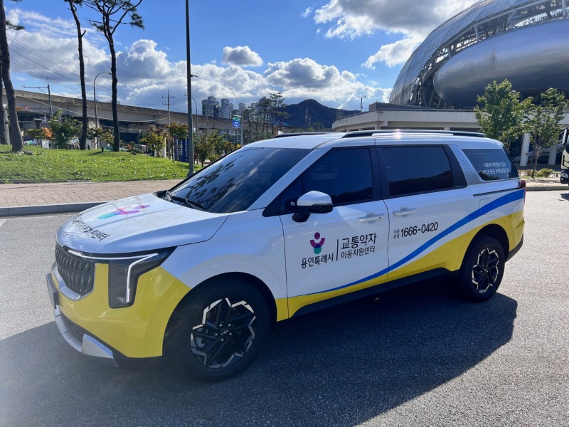 3-1. 신형차량으로 교체한 교통약자 위한 '특별교통수단' 차량 측면 사진.JPG
