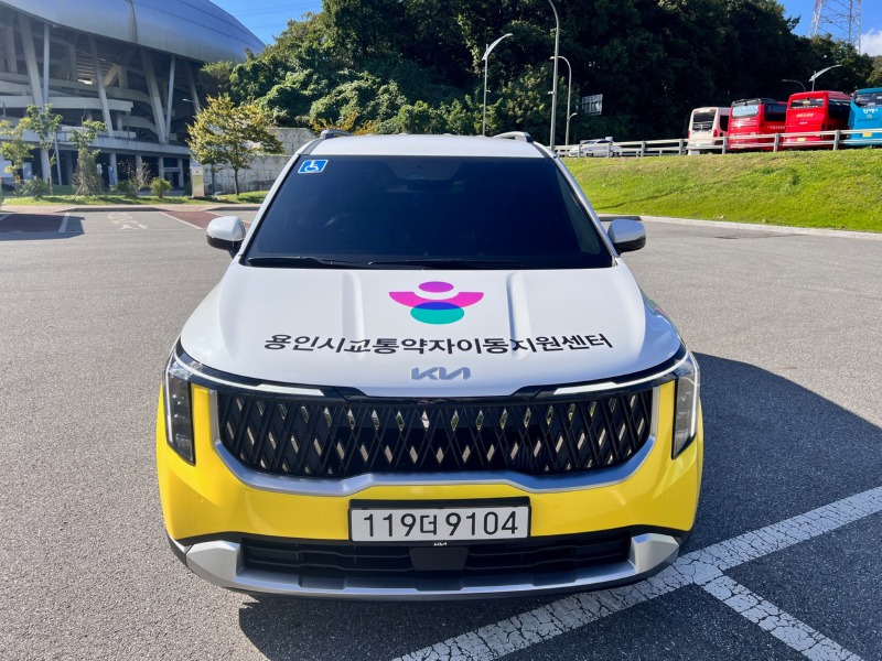 3-2. 신형차량으로 교체한 교통약자 위한 '특별교통수단' 차량 전면 사진.JPG